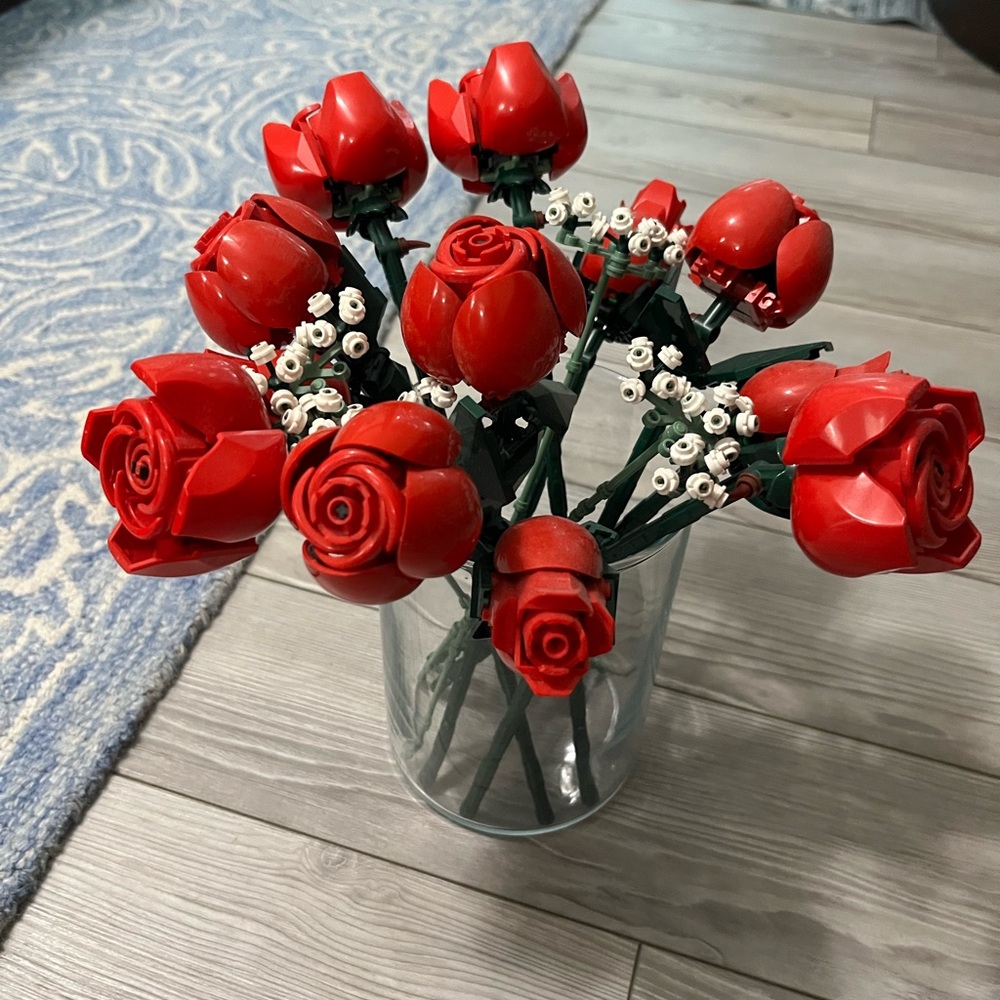 Elegant LEGO Red Rose Arrangement